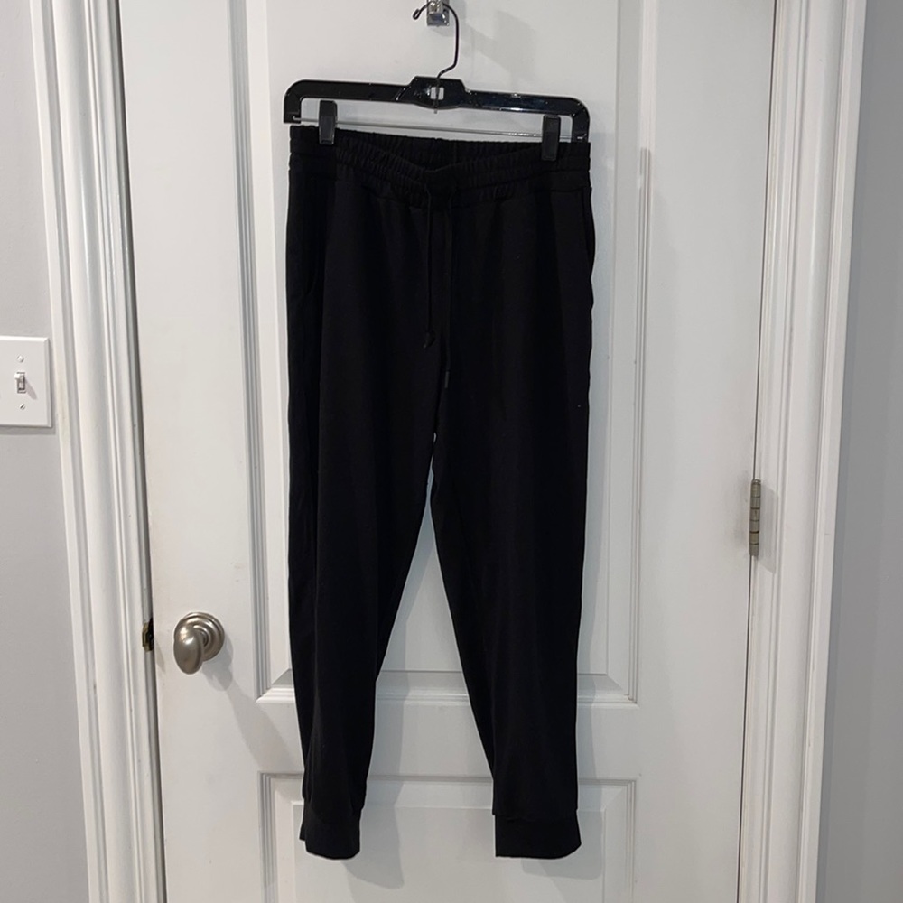 Quince sweats, feel like Vuori. Size small.